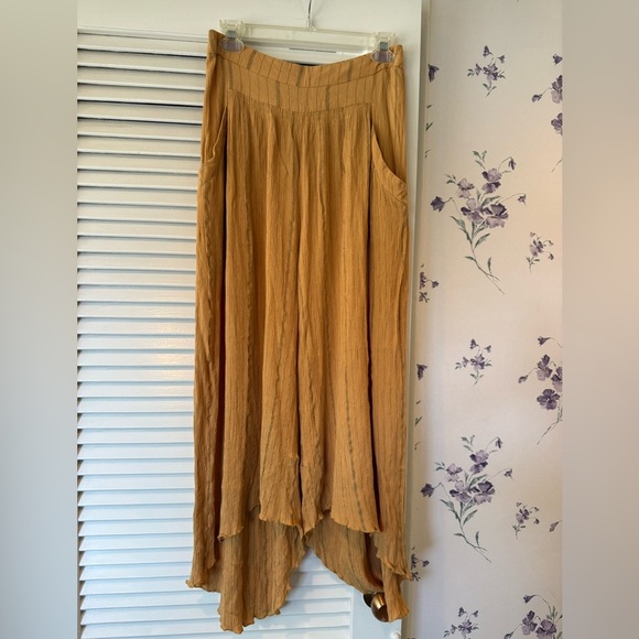 Free People Mustard Yellow Stripe Crinkle Hi Low Pants in Size Small - Picture 1 of 7